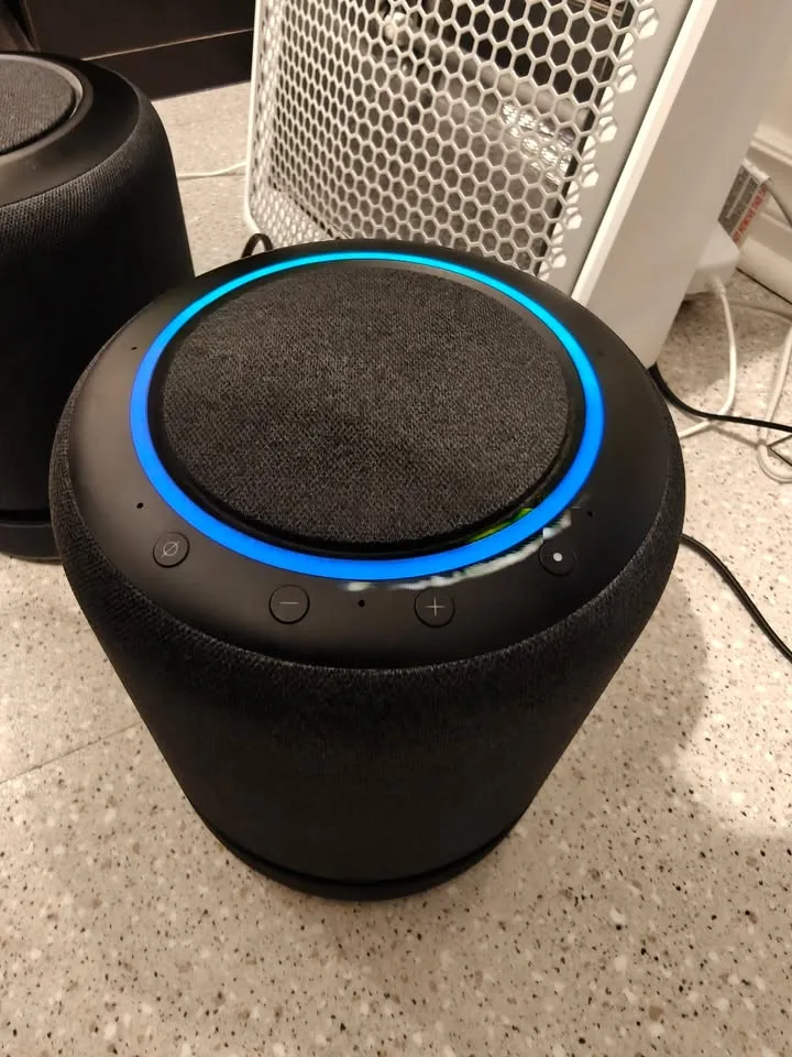 Amazon Echo Studio image indicator(2)