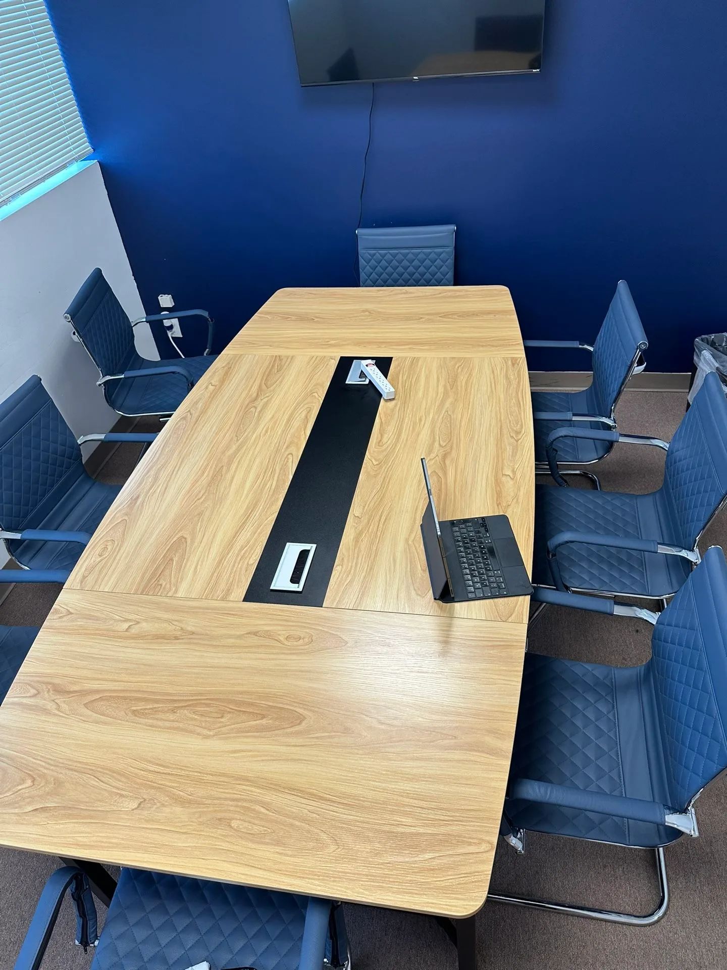 Mesa de conferencia grande — excelente estado image indicator(2)