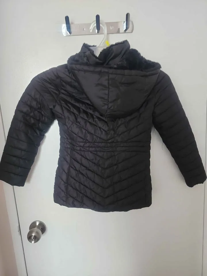🖤 Warm Black Quilted Winter Jacket – Girls Size 5/6 🖤 image indicator(2)