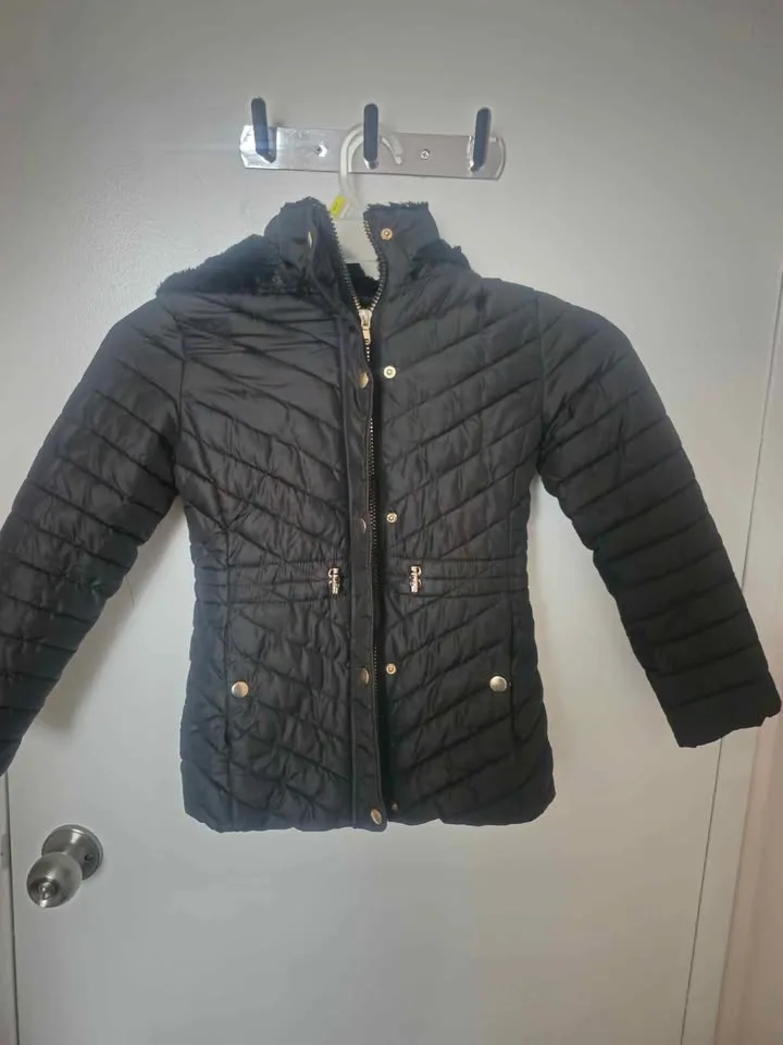 🖤 Warm Black Quilted Winter Jacket – Girls Size 5/6 🖤 image indicator(7)