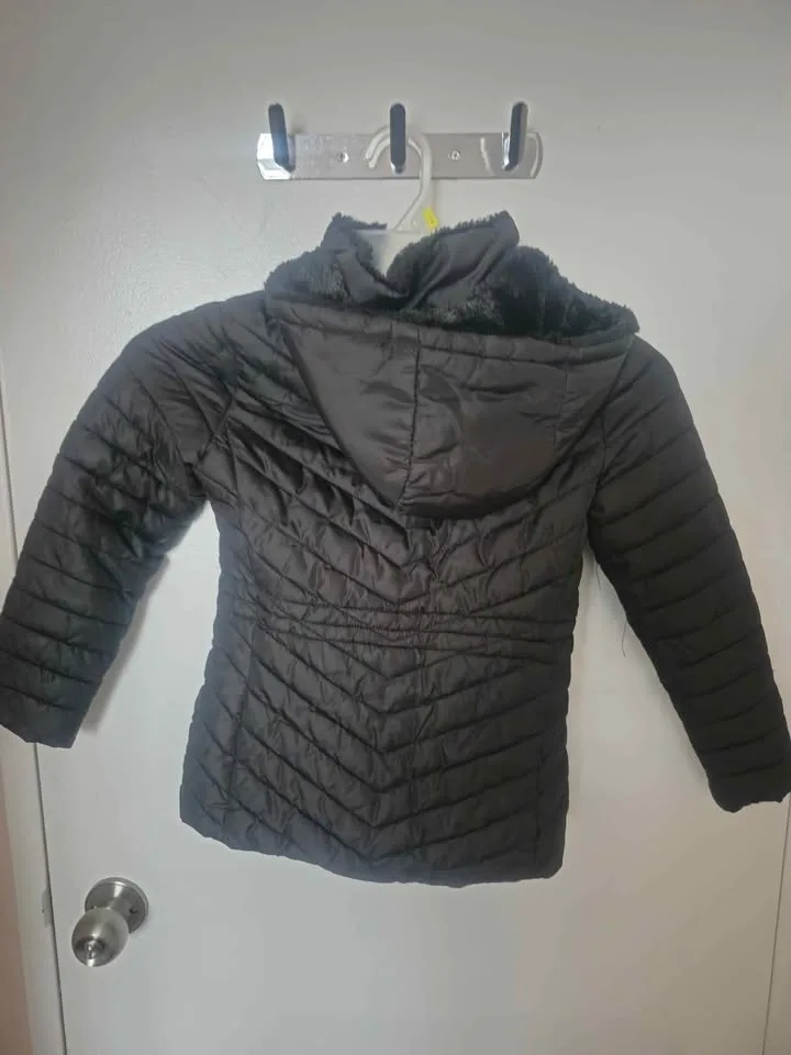 🖤 Warm Black Quilted Winter Jacket – Girls Size 5/6 🖤 image indicator(8)