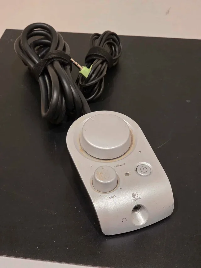 Logitech z2300 speakers THX 2.1 image indicator(4)