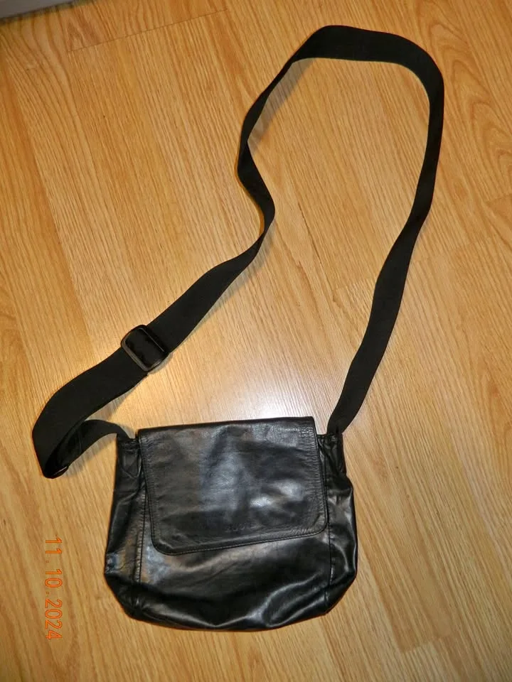 ROOTS LEATHER CROSS BODY...approx 9"x7.5"..EUC thumbnail