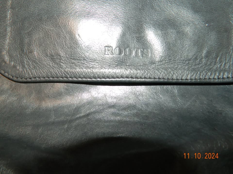 ROOTS LEATHER CROSS BODY...approx 9"x7.5"..EUC - photo 2