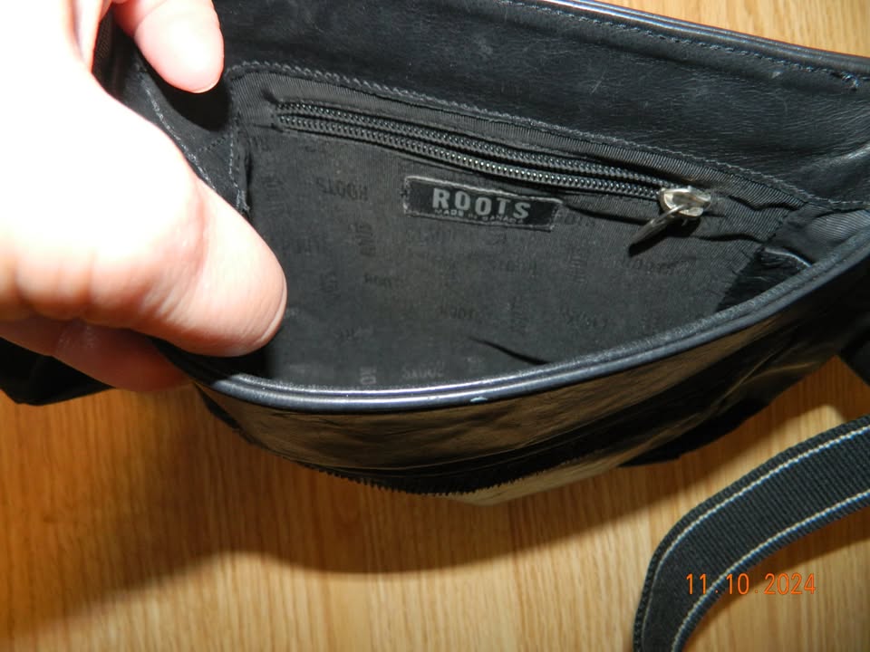 ROOTS LEATHER CROSS BODY...approx 9"x7.5"..EUC - photo 3