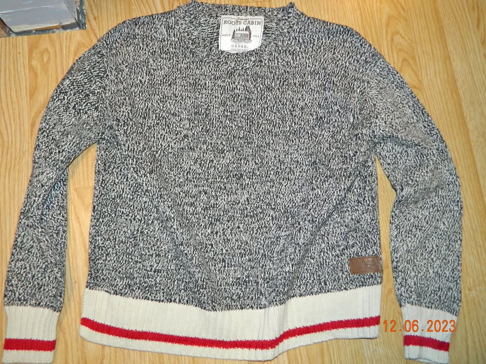 ROOTS WOMENS CABIN CREW SWEATER...SIZE S...EUC