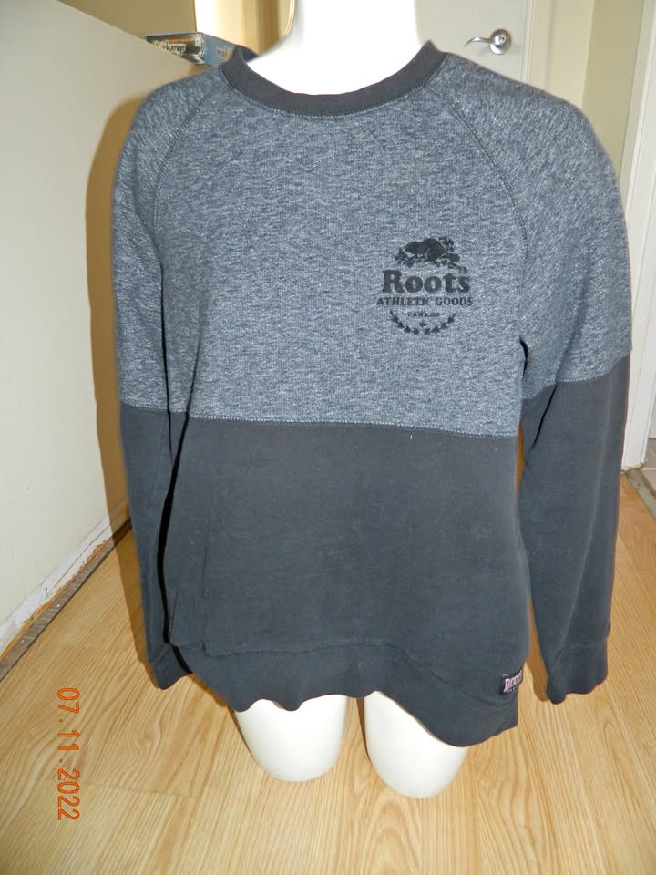 WOMENS ROOTS CREW with pockets...size M...EUC