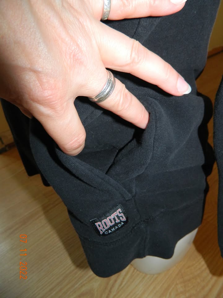 WOMENS ROOTS CREW with pockets...size M...EUC - photo 2
