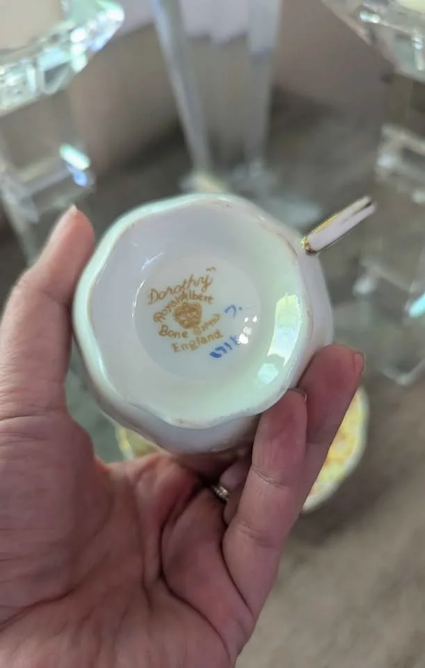 🍋 Vintage Royal Albert “Dorothy” Teacup & Saucer Set image indicator(3)