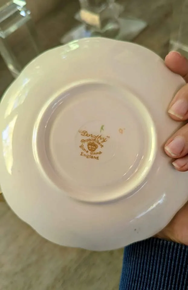 🍋 Vintage Royal Albert “Dorothy” Teacup & Saucer Set image indicator(5)