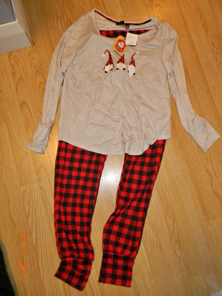 NWT WOMENS SANTAS TREASURES PJS...so soft...size L
