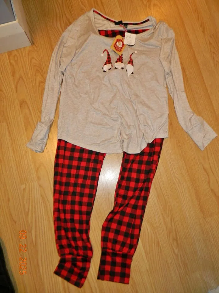 NWT WOMENS SANTAS TREASURES PJS...so soft...size L thumbnail