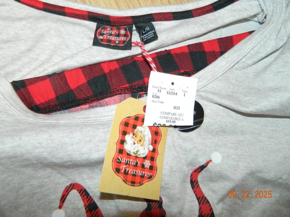 NWT WOMENS SANTAS TREASURES PJS...so soft...size L - photo 2