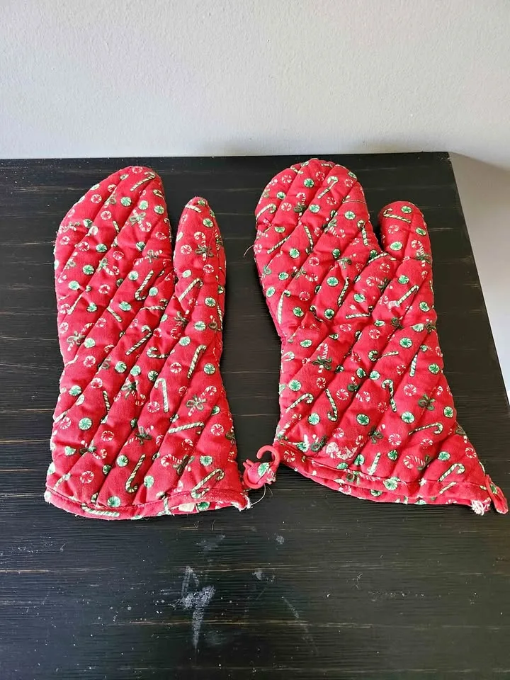 Two mitts Two kitchen towels Two x-mass spoons