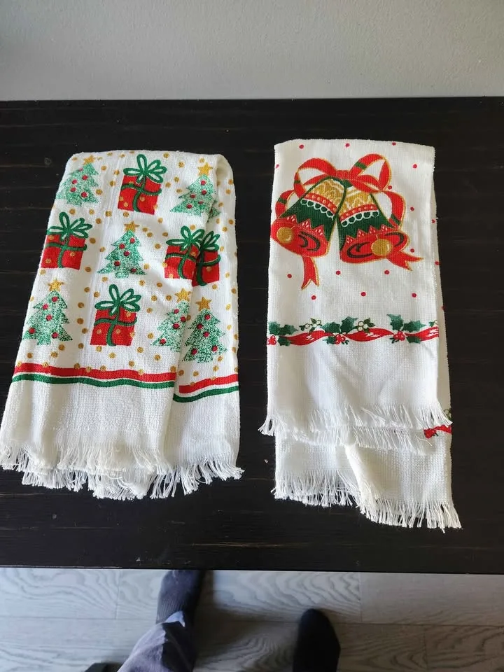 Two mitts Two kitchen towels Two x-mass spoons image indicator(2)