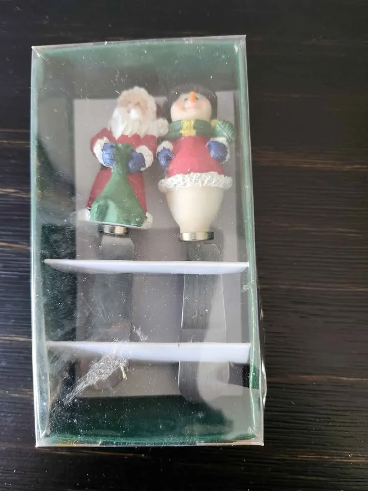 Two mitts Two kitchen towels Two x-mass spoons image indicator(3)