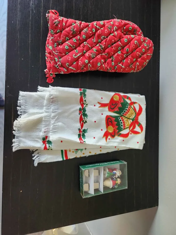 Two mitts Two kitchen towels Two x-mass spoons image indicator(4)