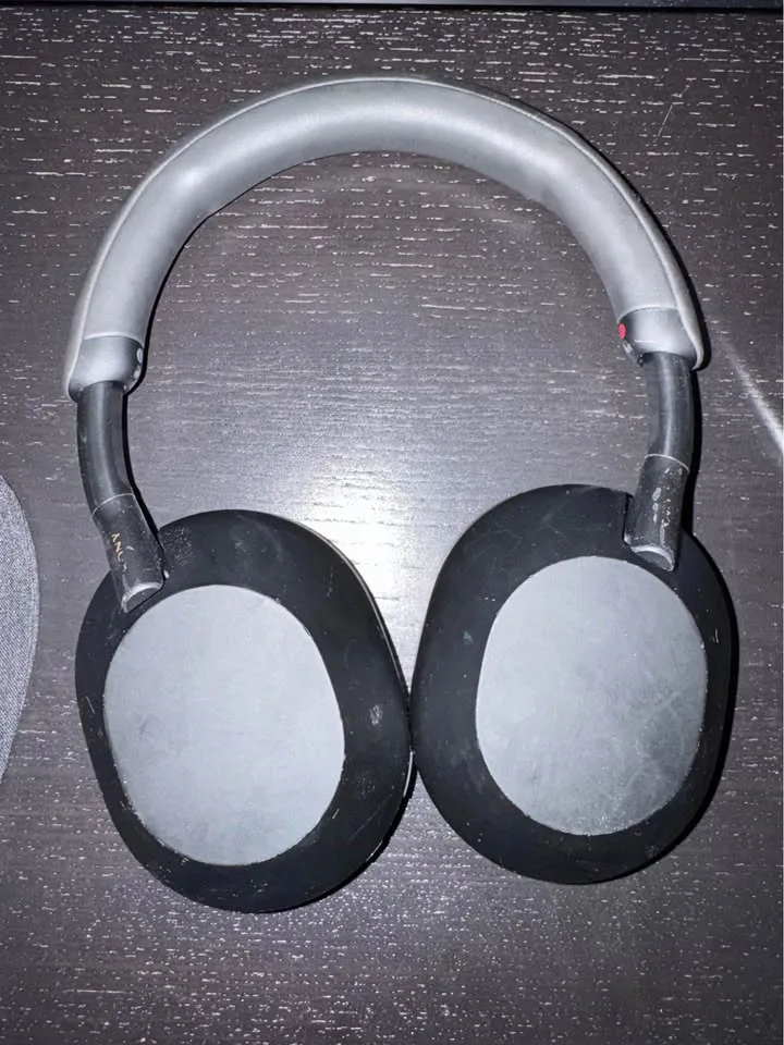 SONY WH-1000XM5 NOISE-CANCELLING HEADPHONES image indicator(2)