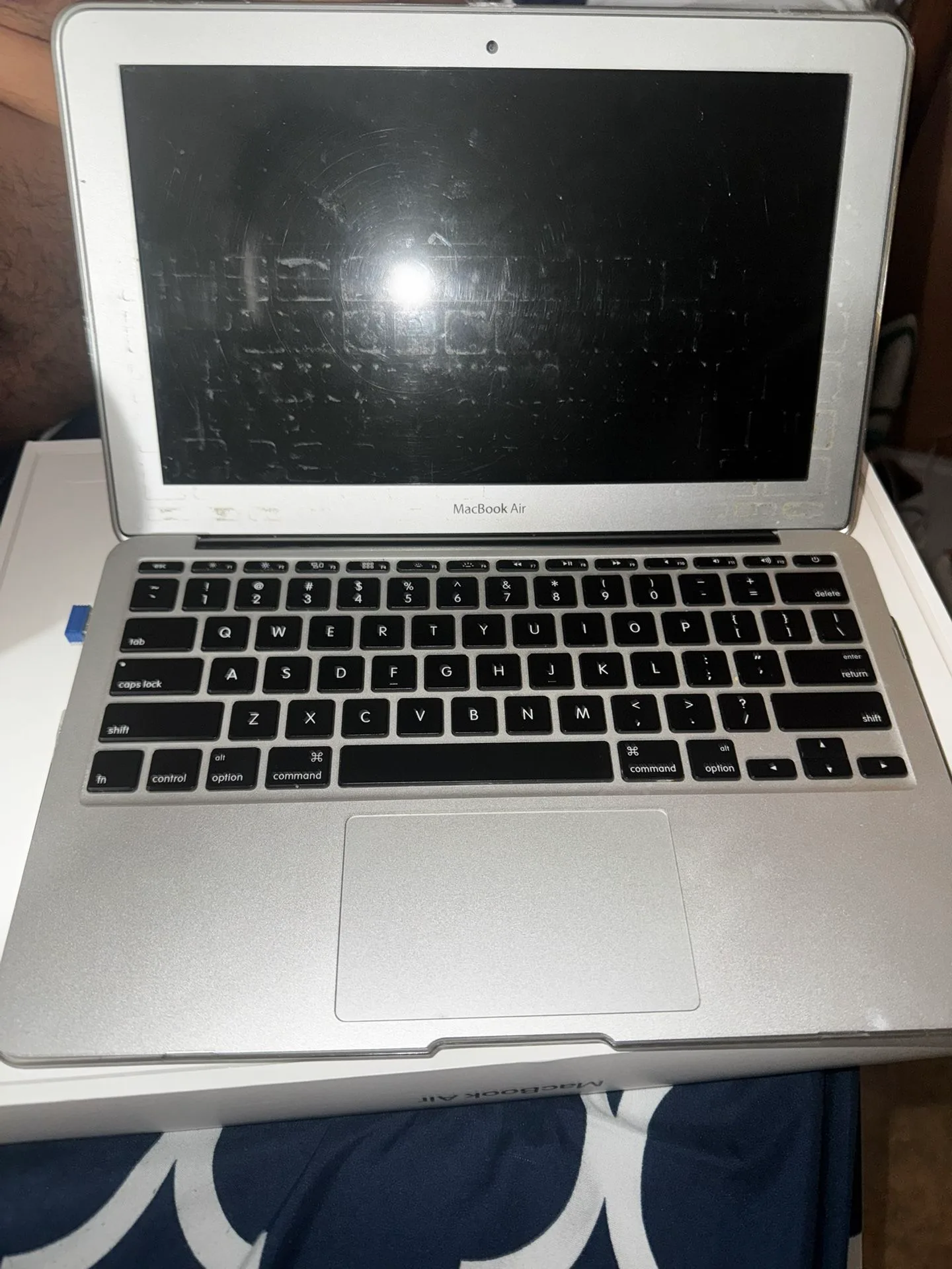 Macbook air 2015 11” Inches image indicator(2)