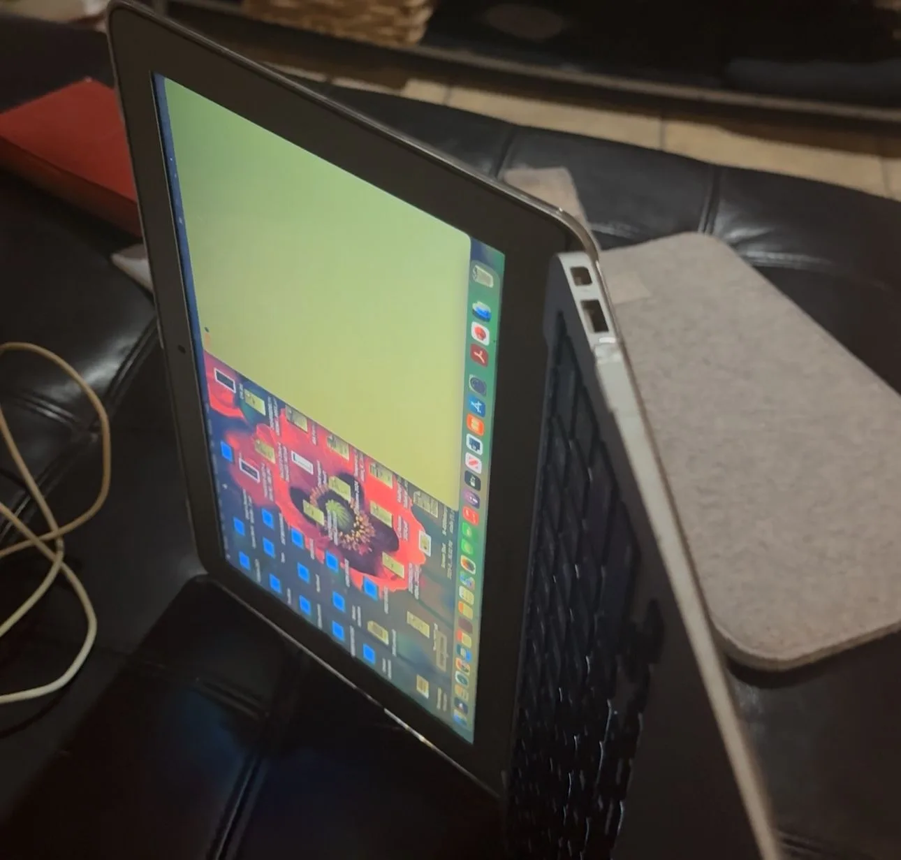 Macbook air 2015 11” Inches image indicator(6)