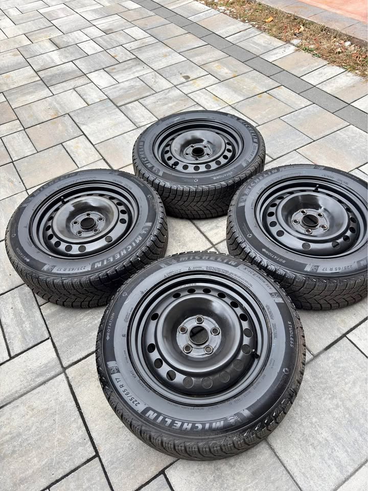 225/65/17 Michelin X-Ice Tires on Rims - Honda Pilot