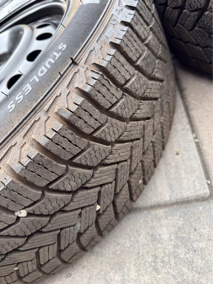 225/65/17 Michelin X-Ice Tires on Rims - Honda Pilot - photo 4