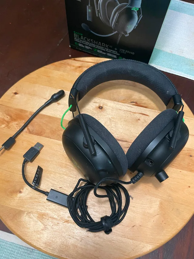 Razer Blackshark V2 Gaming Headset image indicator(2)