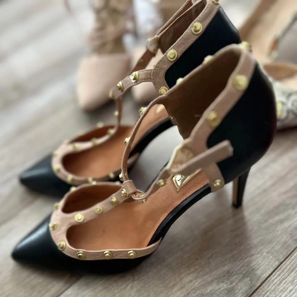 4 Pairs of Gently used pumps in size 8 image indicator(3)