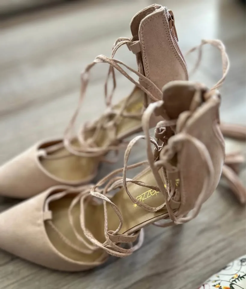 4 Pairs of Gently used pumps in size 8 image indicator(4)