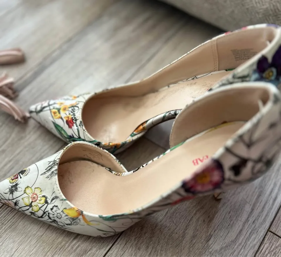 4 Pairs of Gently used pumps in size 8 image indicator(5)