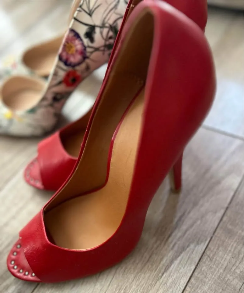 4 Pairs of Gently used pumps in size 8 image indicator(6)