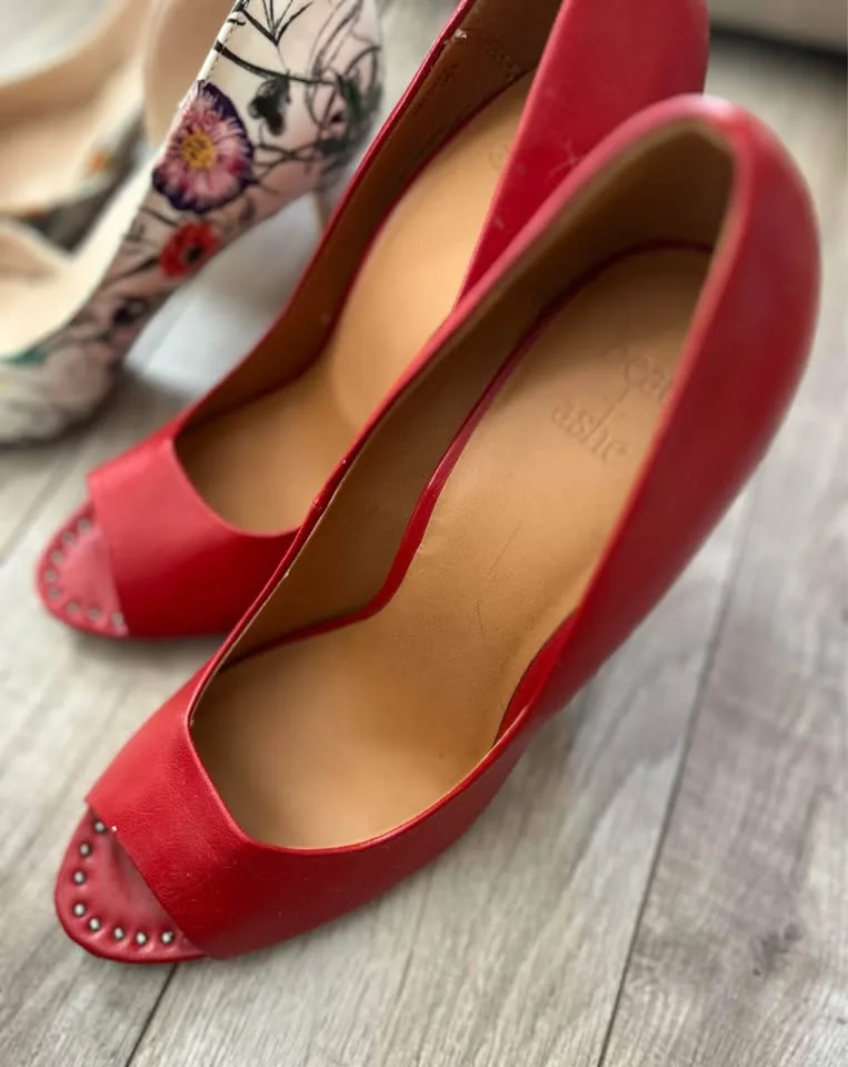 4 Pairs of Gently used pumps in size 8 image indicator(7)