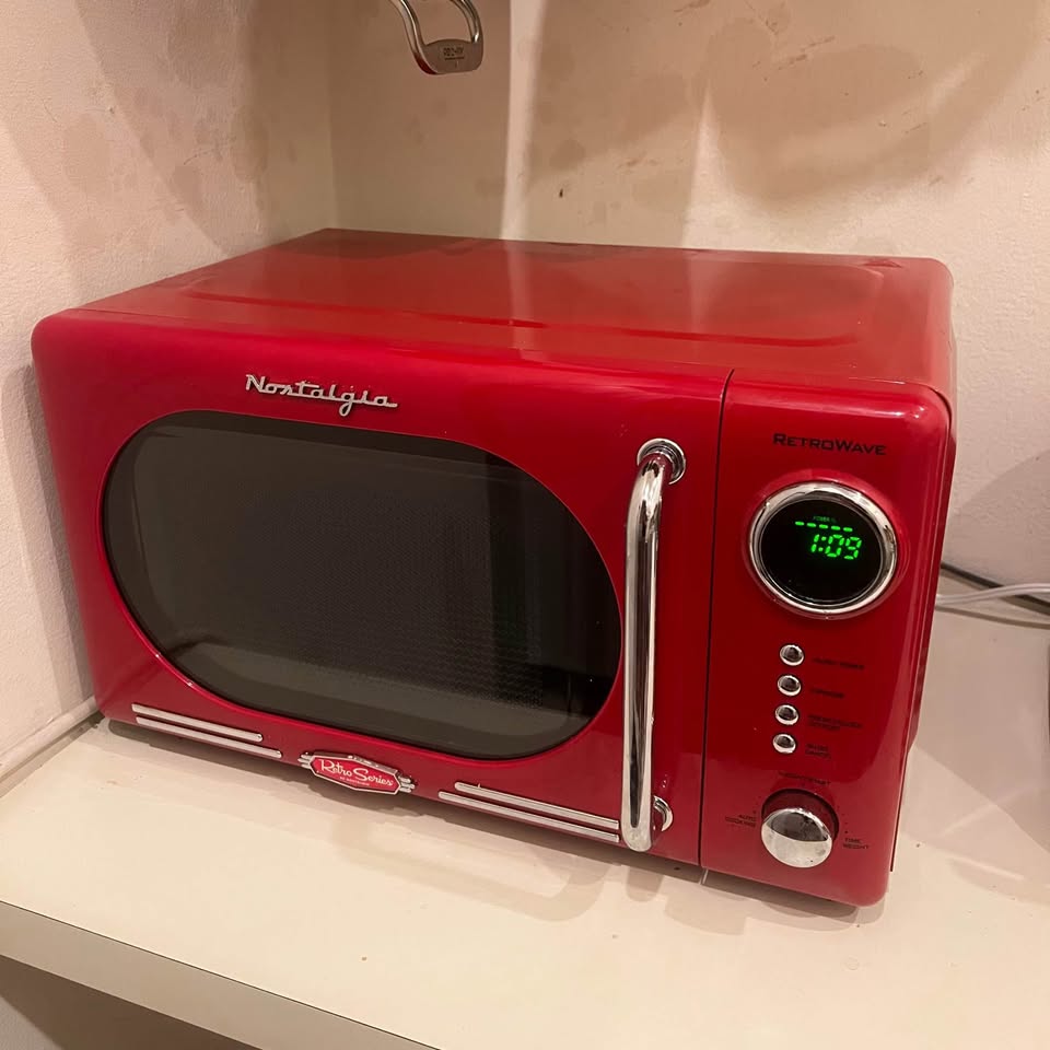 Red Retro Nostalgia Microwave – Great Condition - photo 4
