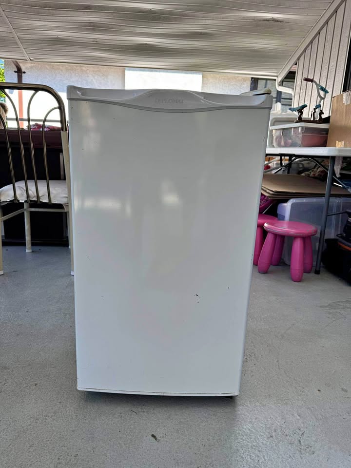 Diplomat Refrigerator