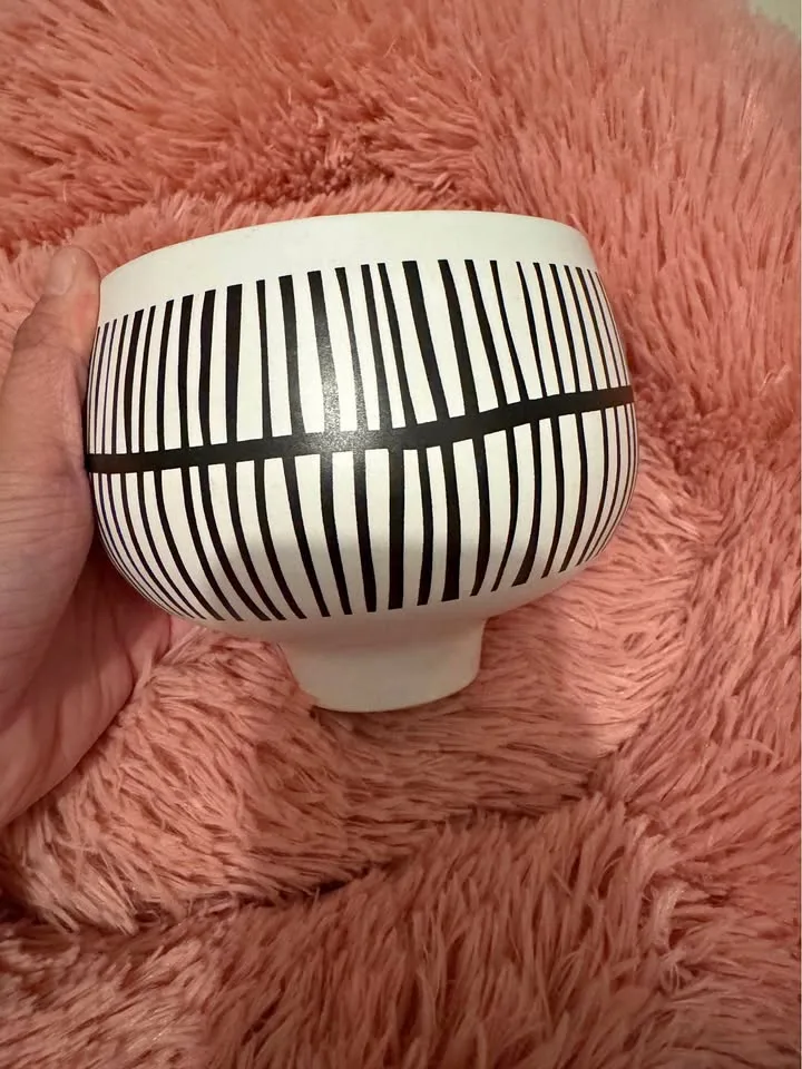 Small planter/vase thumbnail