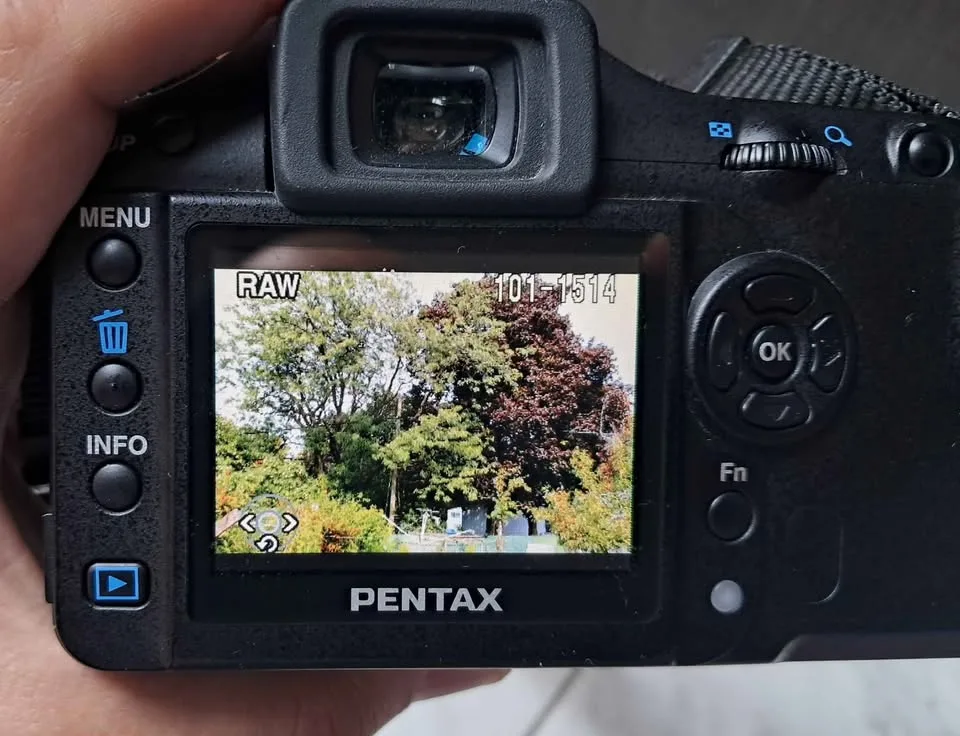 Pentax K100 D 6.1MP Digital SLR Camera with Pentax 18-55 lens image indicator(2)