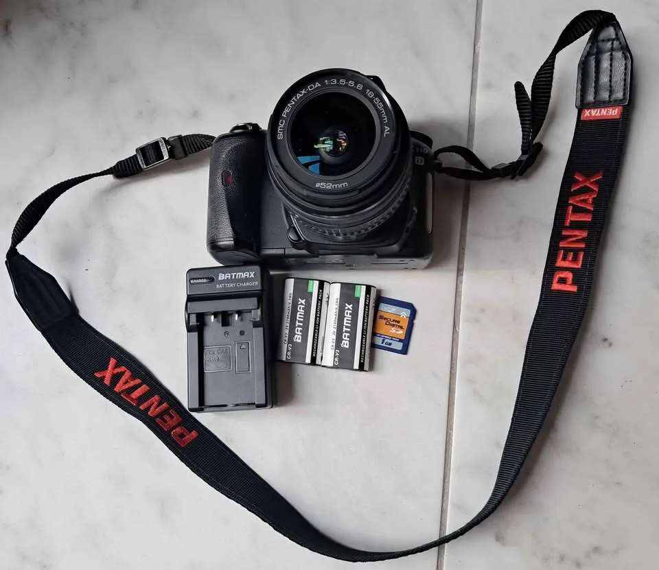 Pentax K100 D 6.1MP Digital SLR Camera with Pentax 18-55 lens image indicator(3)