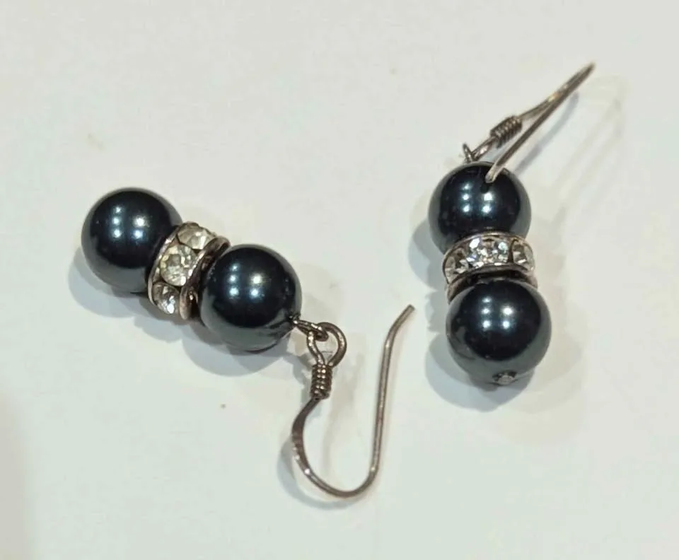 2-Pair Vintage Earrings: 925 Black Pearl & Crystal image indicator(5)