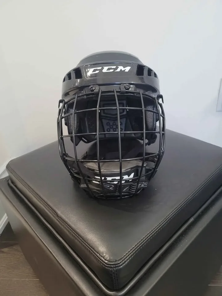Kids Ice Skating / Hockey Helmet – Size Small (Adjustable) image indicator(2)
