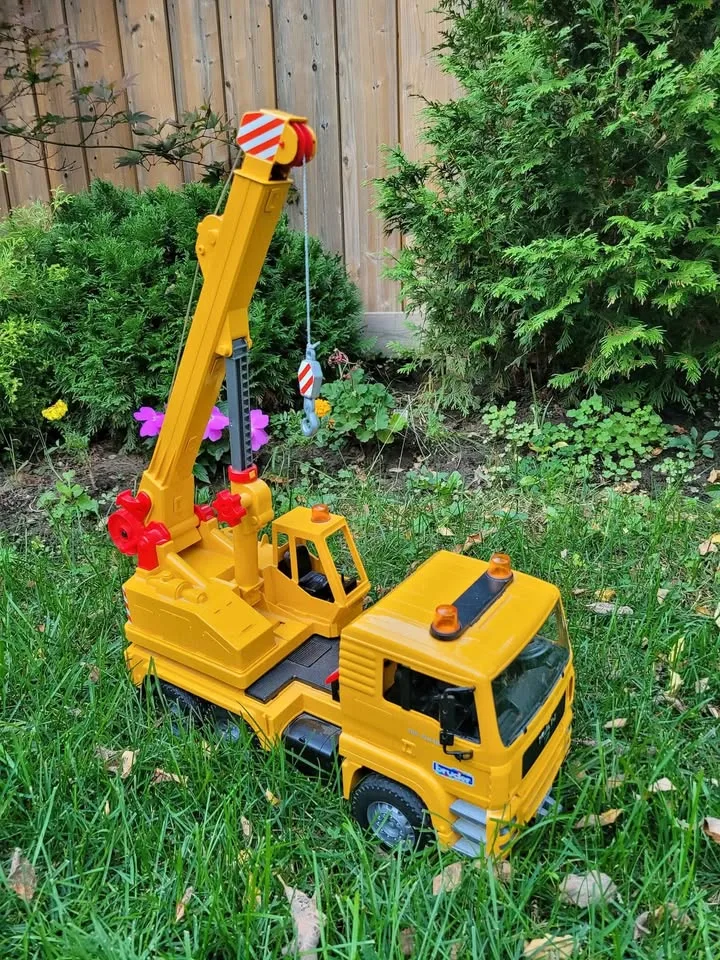 Toy Truck Crane – Like New Condition (yellow) image indicator(7)