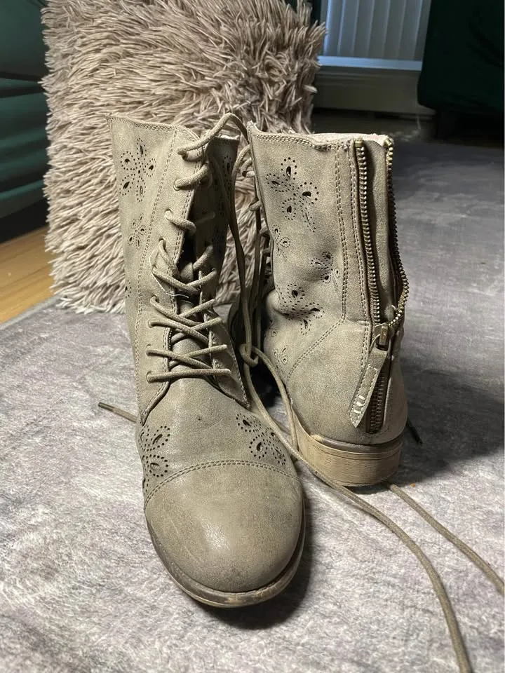 Women’s cow boots size 8.5 Pick up downtown image indicator(3)