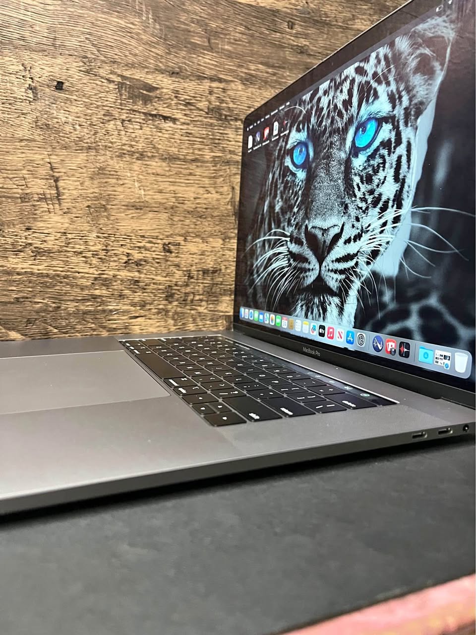 2019 MacBook Pro 15” 16GB - 512SSD + Charger