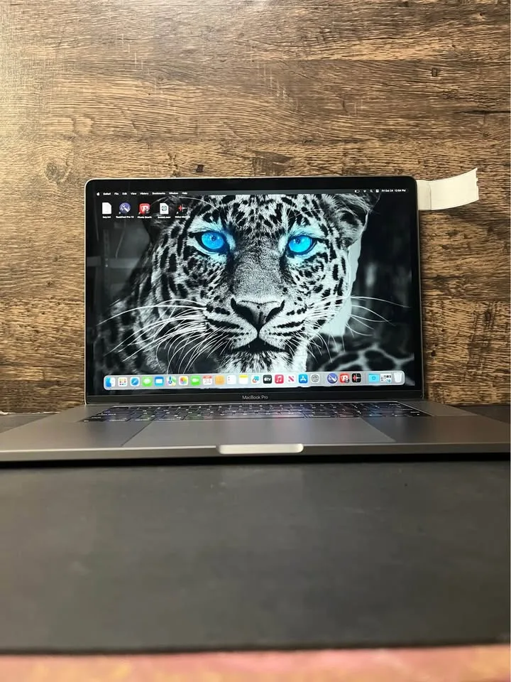 2019 MacBook Pro 15” 16GB - 512SSD + Charger image indicator(2)