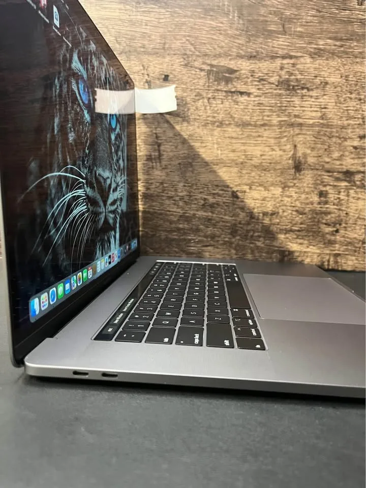 2019 MacBook Pro 15” 16GB - 512SSD + Charger image indicator(3)