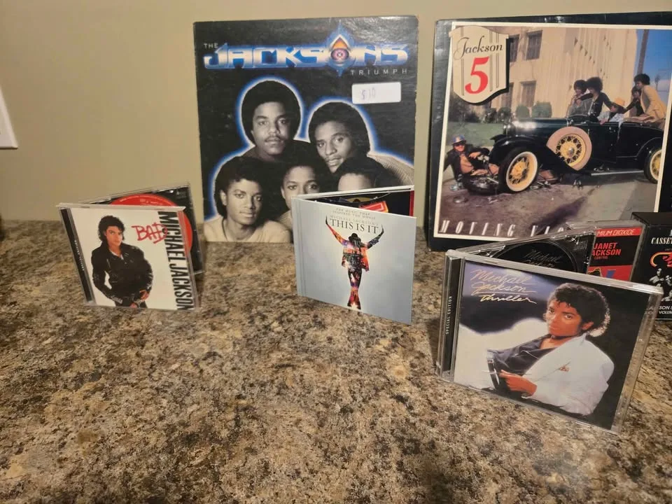 Michael Jackson/ Jackson 5 vinyls, cassettes , cds image indicator(2)