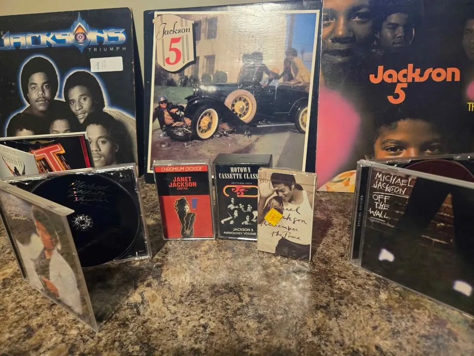 Michael Jackson/ Jackson 5 vinyls, cassettes , cds image indicator(3)