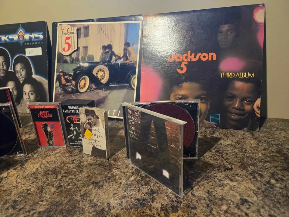 Michael Jackson/ Jackson 5 vinyls, cassettes , cds image indicator(4)
