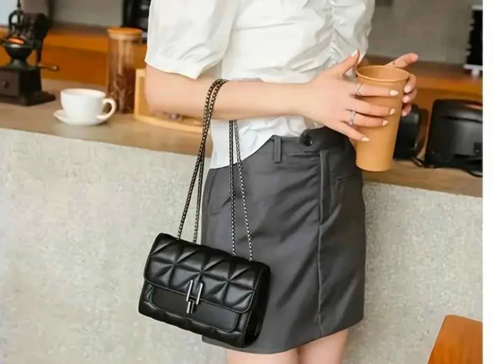 Brand new elegant and stylish women cross body bag ( firm price) image indicator(3)