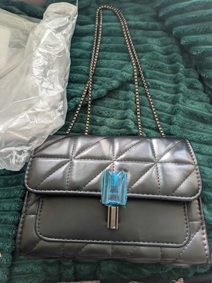 Brand new elegant and stylish women cross body bag ( firm price) image indicator(4)