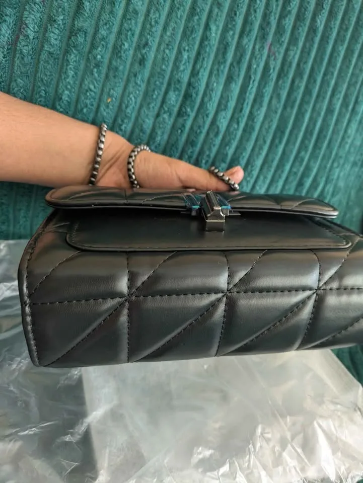 Brand new elegant and stylish women cross body bag ( firm price) image indicator(5)